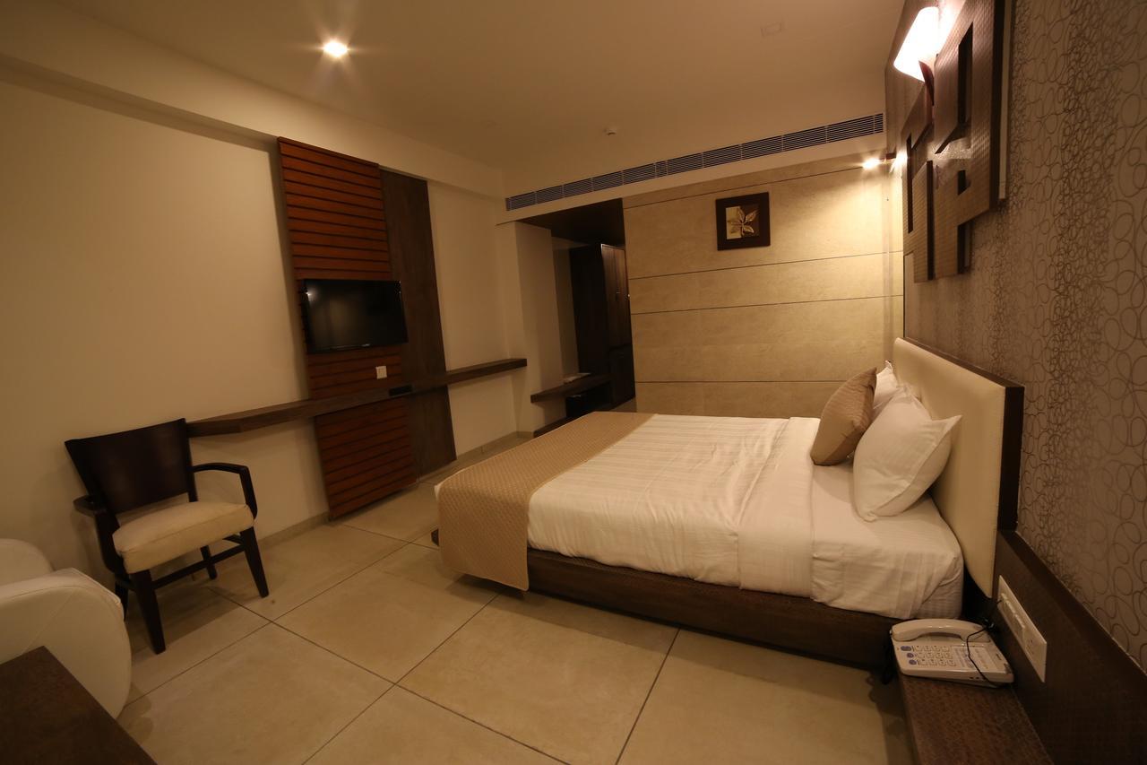 Hotel Arizona Inn Anand Exterior photo